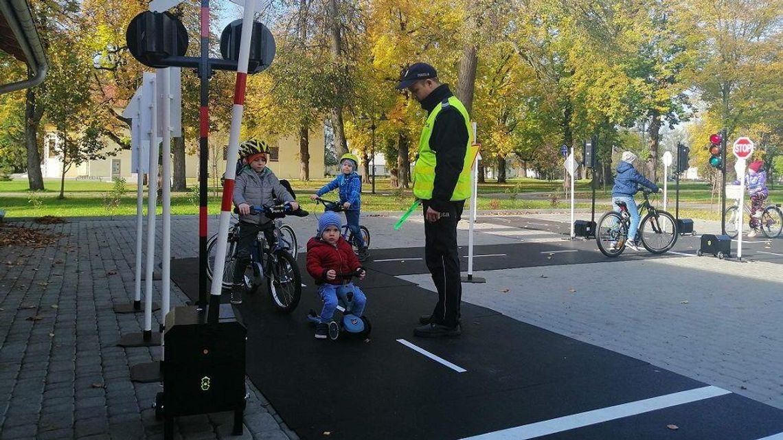 Policja szkoli najmłodszych na mobilnym miasteczku Policja szkoli najmłodszych na mobilnym miasteczku