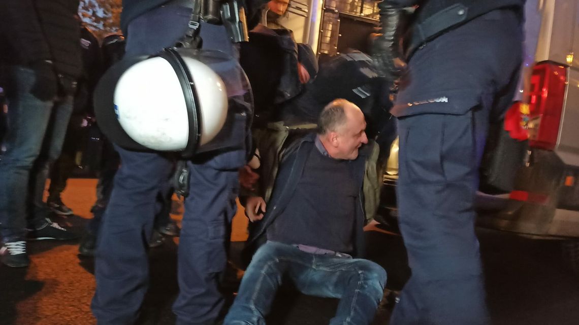 Policja wyniosła rolników z AGROunii z urzędu lubelskiego wojewody. Kilkanaście osób zatrzymanych