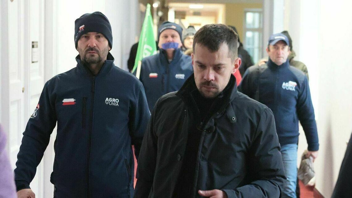 Policja wynosiła działaczy Agrounii z biura wojewody. Prokuratura zakończyła sprawę 