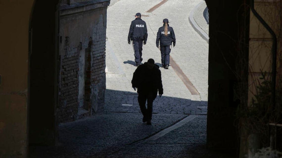 Policja zapowiada wzmożone kontrole. "Policjanci będą stanowczo egzekwować nakazy i zakazy" Policja zapowiada wzmożone kontrole. "Policjanci będą stanowczo egzekwować nakazy i zakazy"