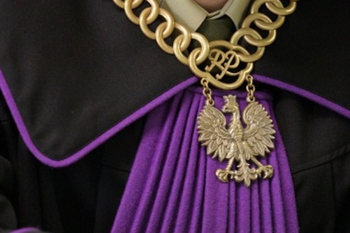 Policja zatrzyma sędziego. Wcześniej cały czas chorował Policja zatrzyma sędziego. Wcześniej cały czas chorował