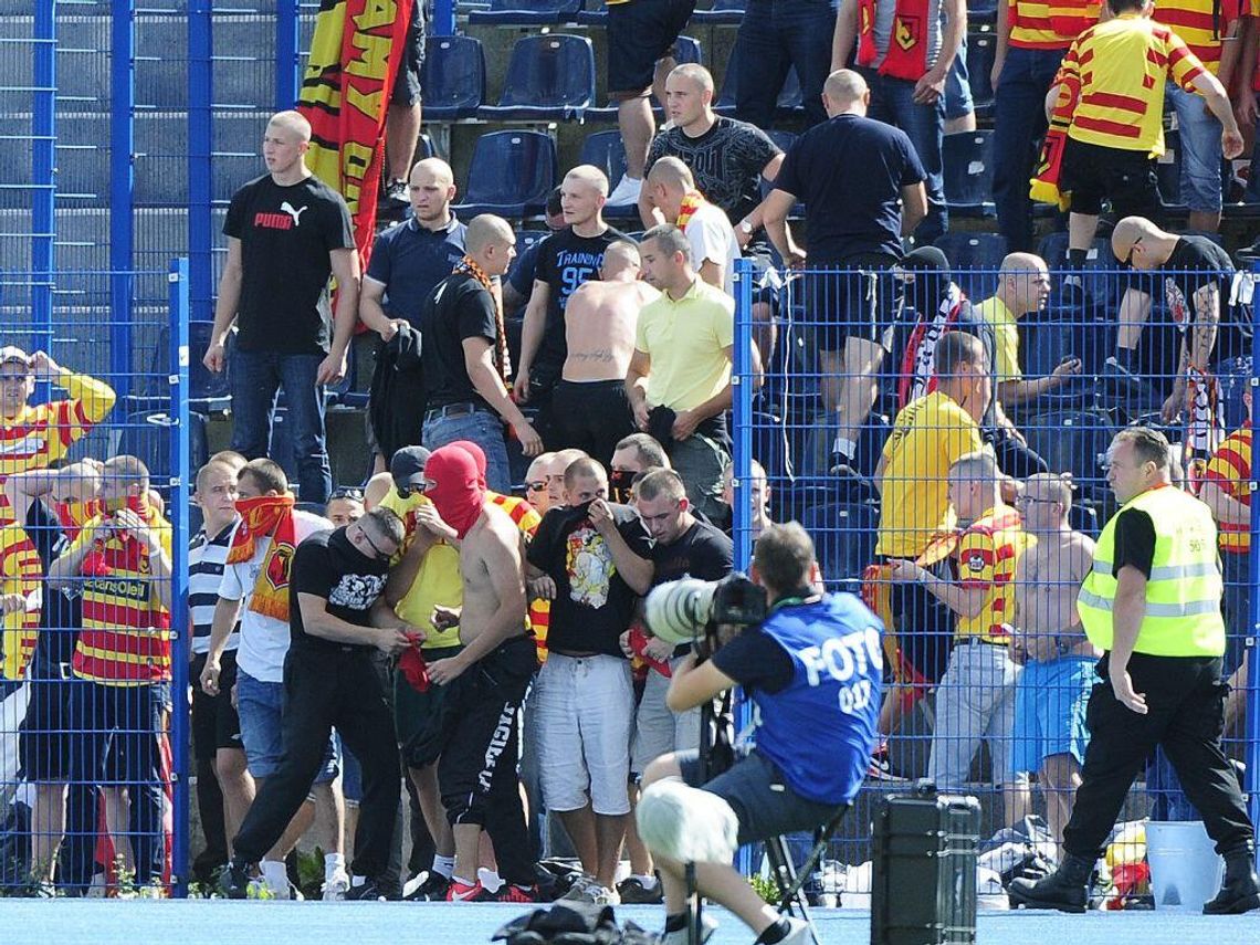 Policja zatrzymała 14 pseudokibiców po meczu Zawiszy z Jagiellonią (zdjęcia)