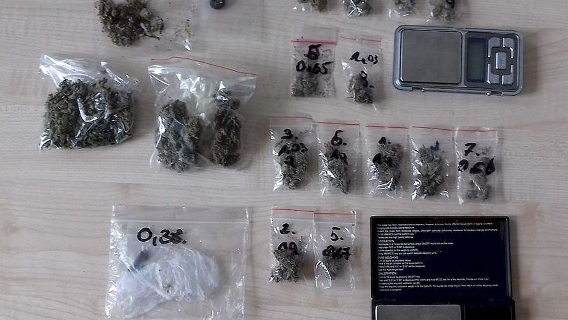 Policjanci: 20-latek z Ryk sprzedawał narkotyki nieletniemu
