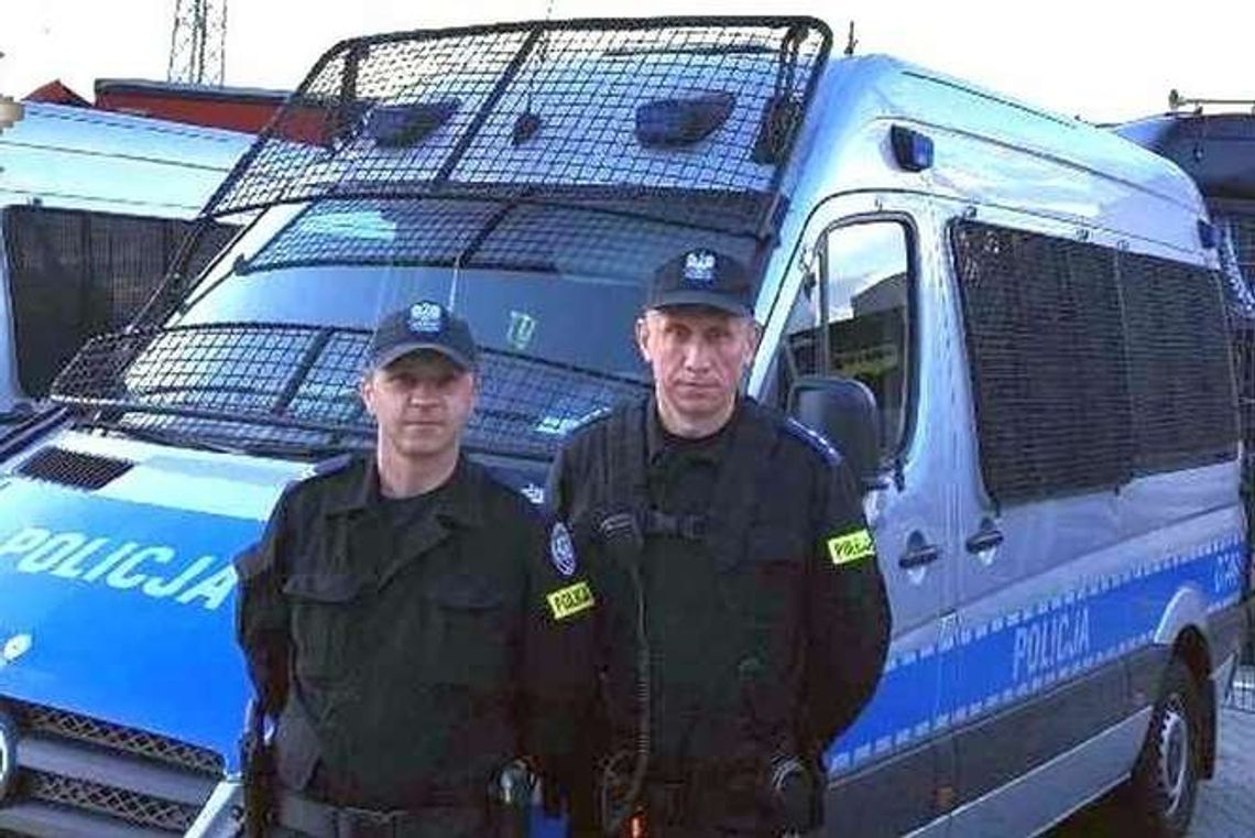Policjanci eskortowali auto z dzieckiem, które połknęło żrącą substancję