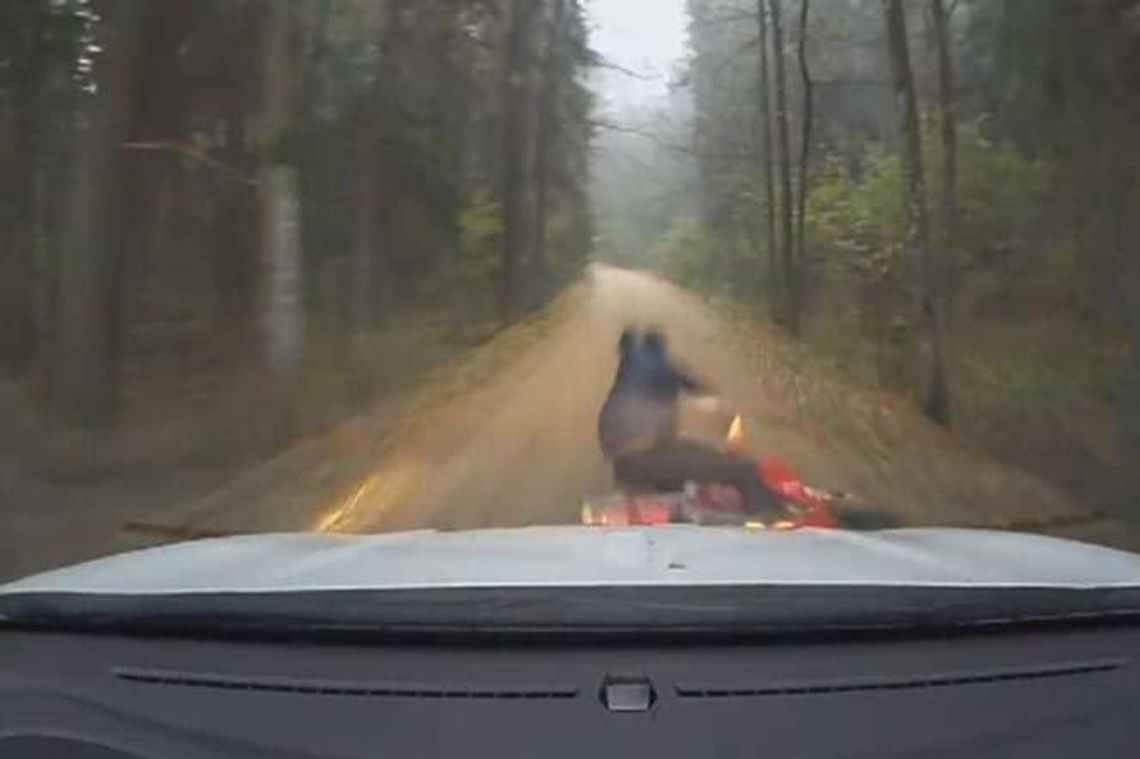 Policjanci gonili motocyklistę i przez przypadek go przejechali (wideo)