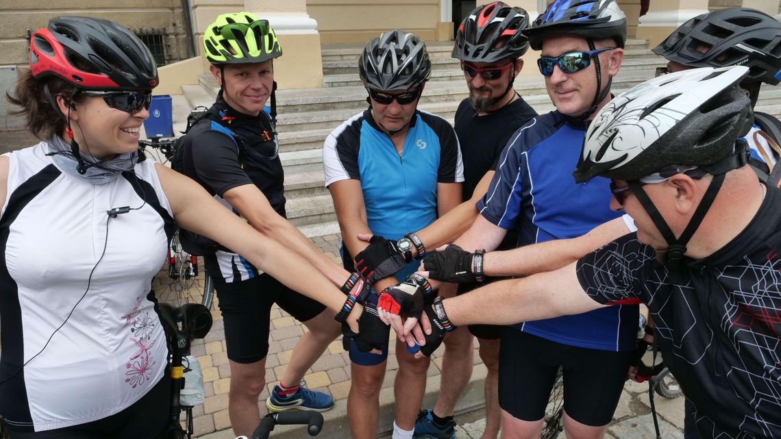 Policjanci i strażacy jeżdżą od miasta do miasta. Chcą pomóc swoim kolegom