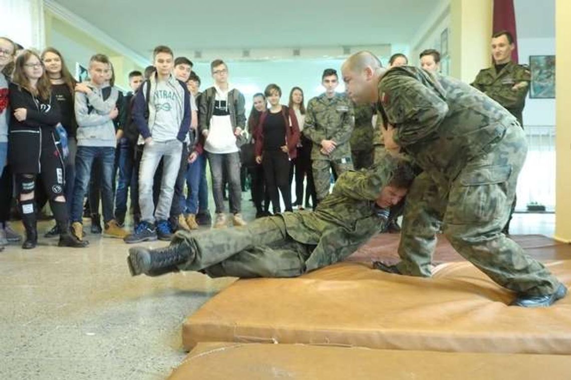 Policjanci i terytorialsi w lubelskiej szkole. Pokazy dla licealistów [zdjęcia]