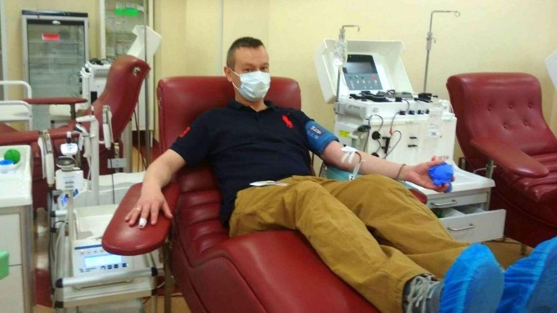 Policjanci, którzy zwalczyli koronawirusa, oddają osocze, aby pomóc innym