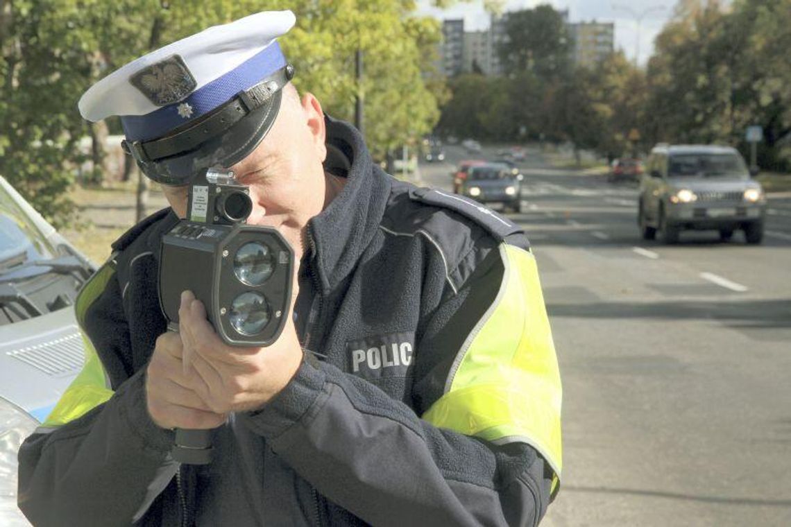 Policjanci namierzają piratów drogowych laserem