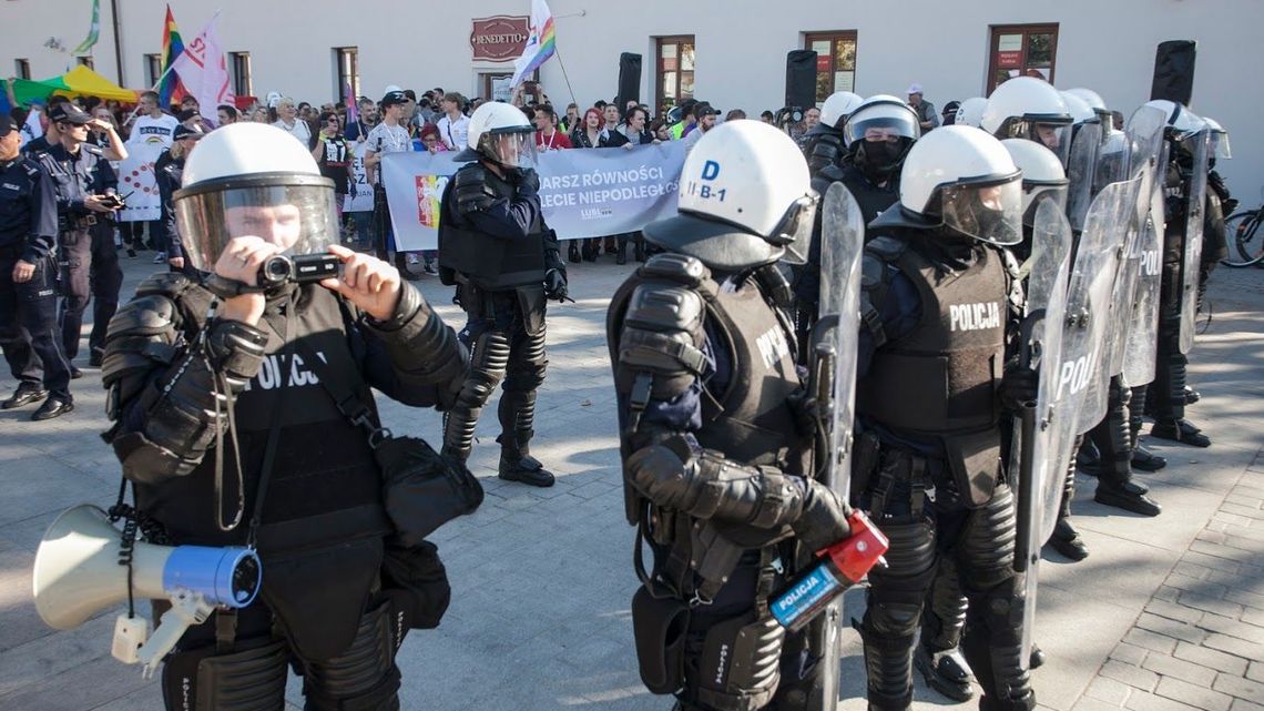 Policjanci obejrzeli nagrania z kamer podczas Marszu Równości w Lublinie. Dwie kolejne osoby zatrzymane