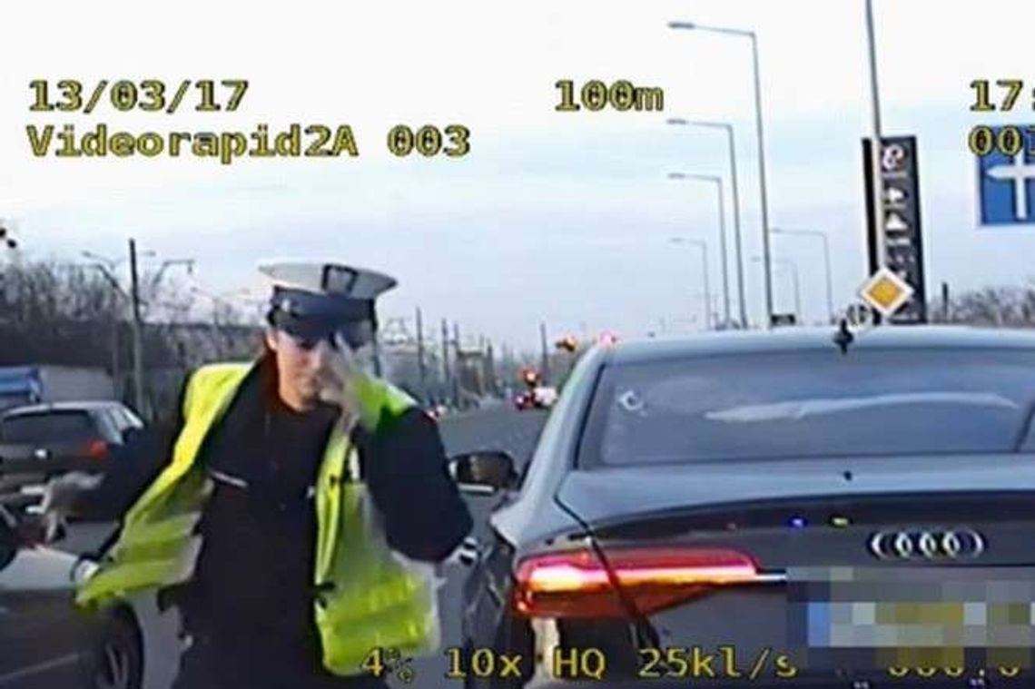 Policjanci pilotowali auto z duszącym się noworodkiem