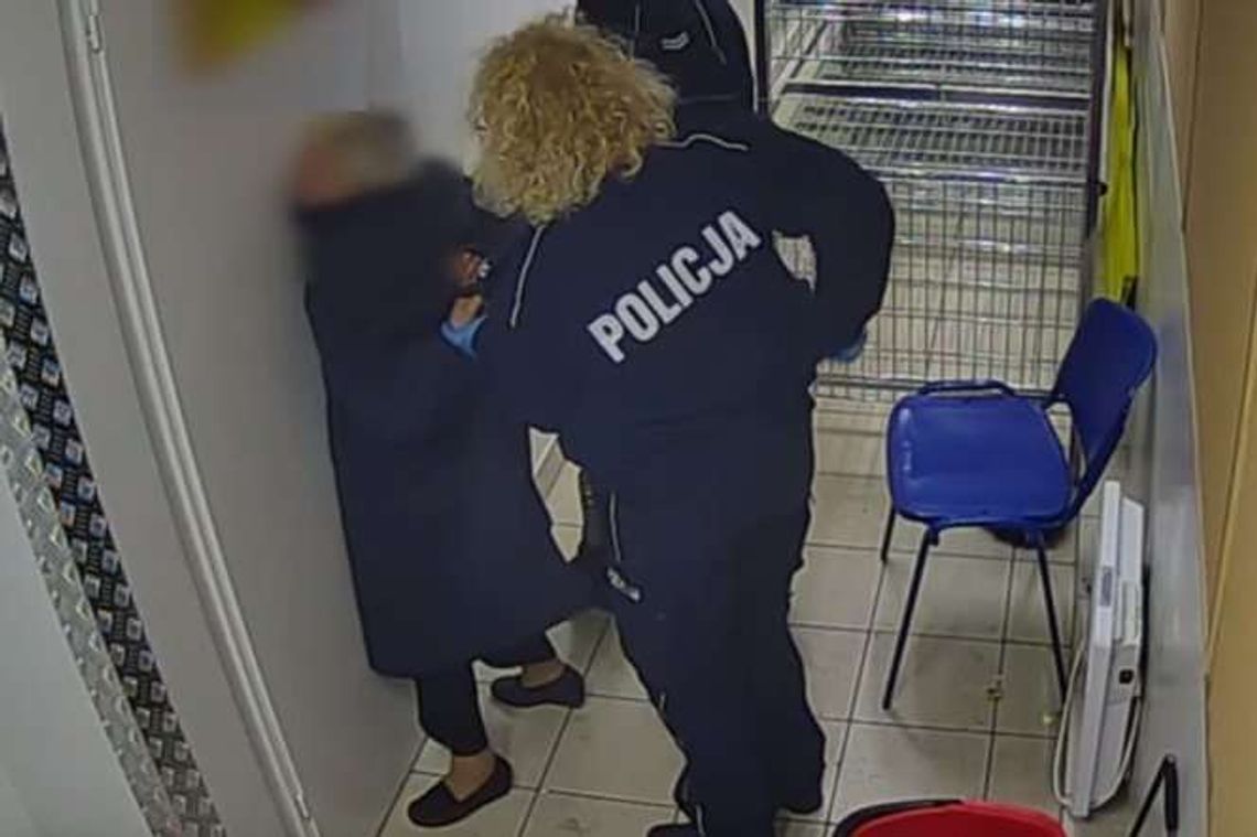 Policjanci pobili staruszkę na zapleczu sklepu. Nagrał ich monitoring