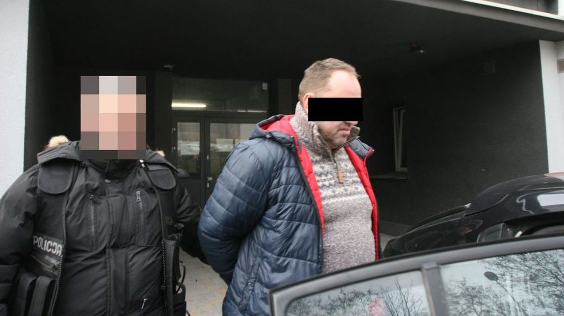 Policjanci przyszli gdy rozbierał skradziony samochód. Kradł także skutery wodne Policjanci przyszli gdy rozbierał skradziony samochód. Kradł także skutery wodne