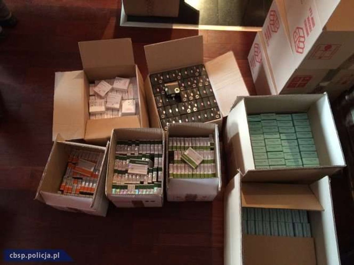 Policjanci rozbili gang, który handlował sterydami i środkami na potencję