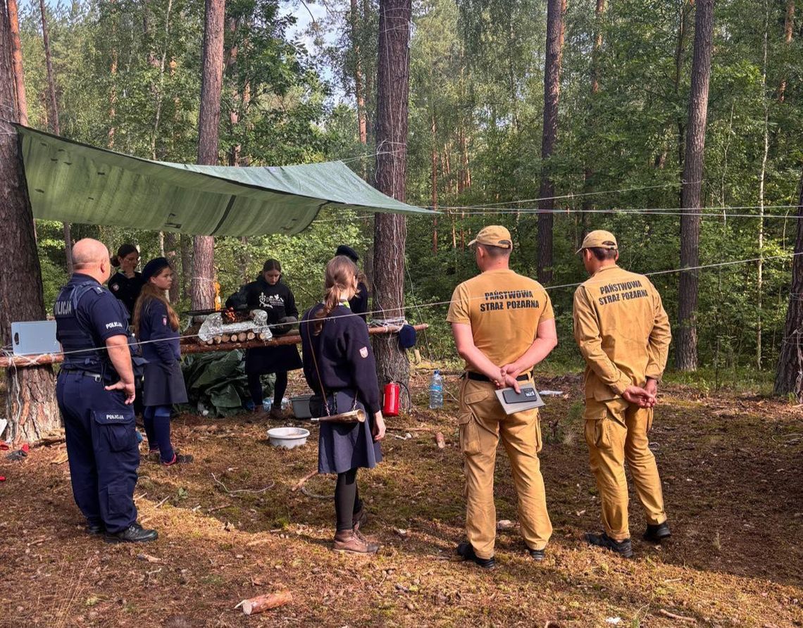 Policjanci rozmawiali o bezpieczeństwie podczas letniego wypoczynku