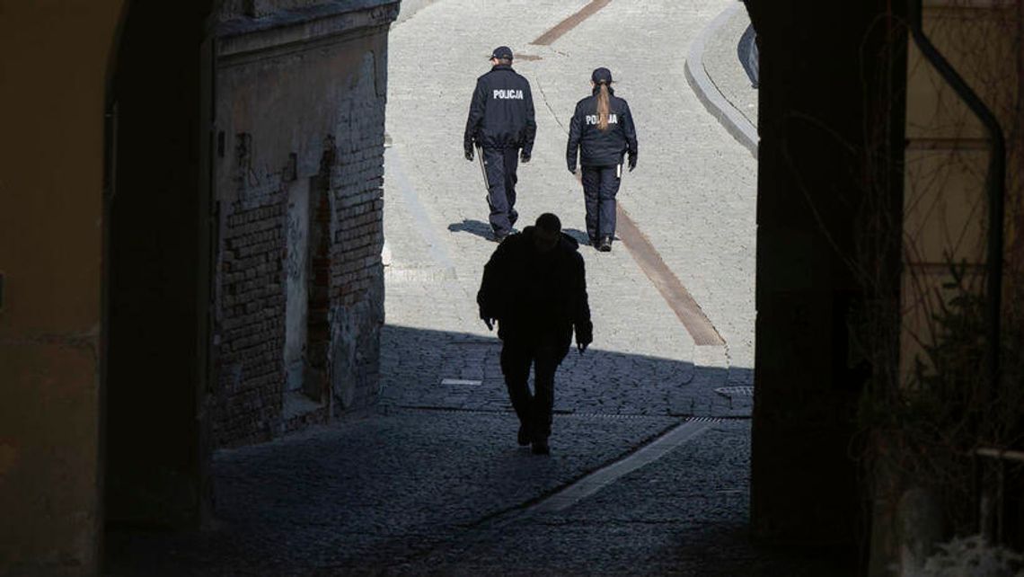 Policjanci sprawdzili niemal 75 tys. osób na kwarantannie. Odnotowano 211 naruszeń