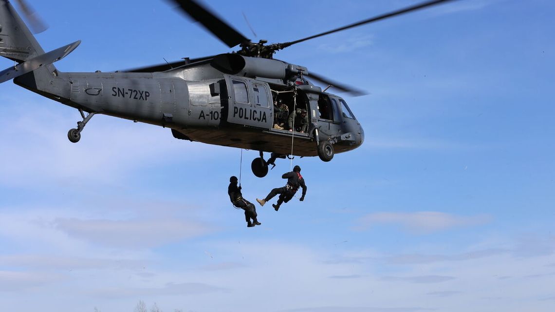 Policjanci, strażacy i terytorialsi ćwiczyli z Black Hawkiem