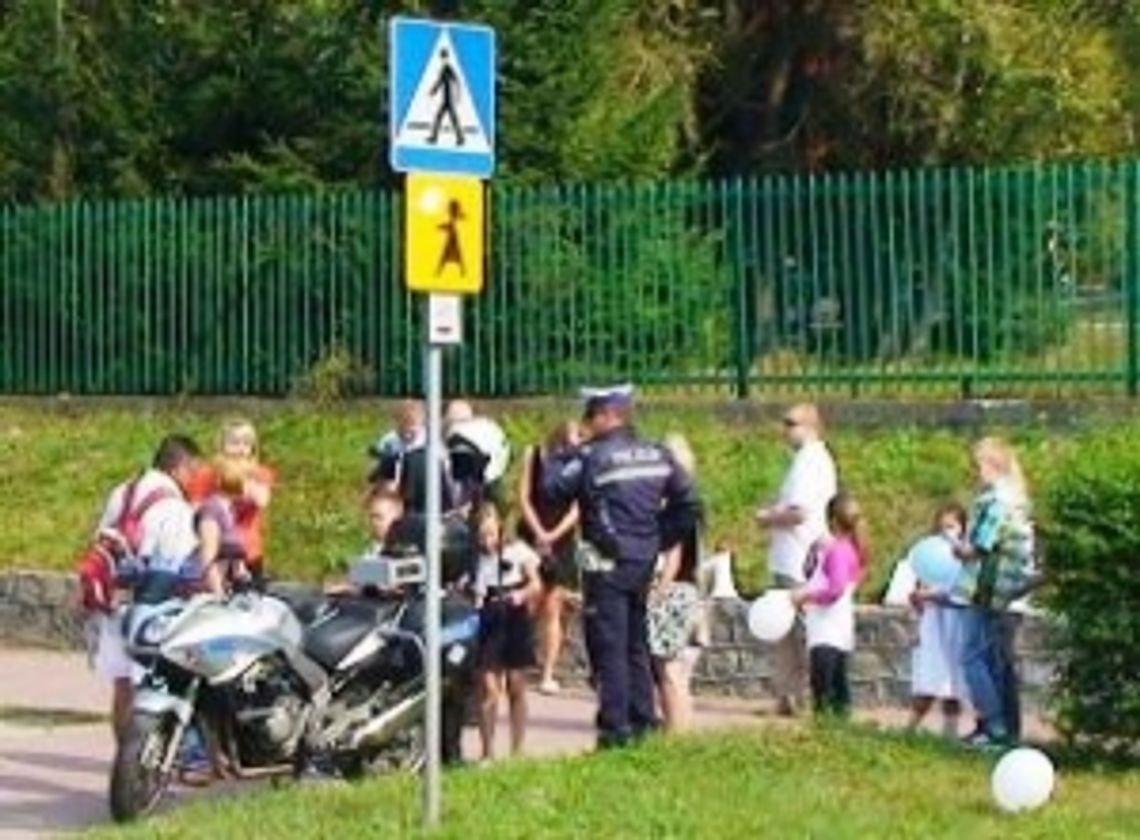 Policjanci uczyli, jak przechodzić przez ulicę Policjanci uczyli, jak przechodzić przez ulicę