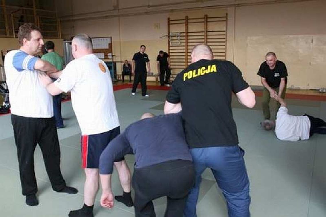 Policjanci uczyli strażników miejskich walczyć pałkami
