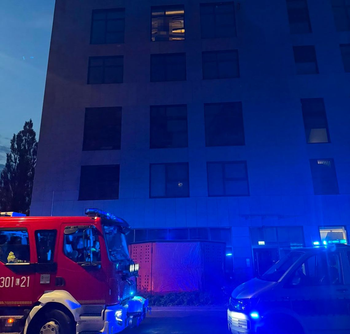 Policjanci uratowali 28-latkę. Stała na zewnętrznym parapecie i groziła skokiem