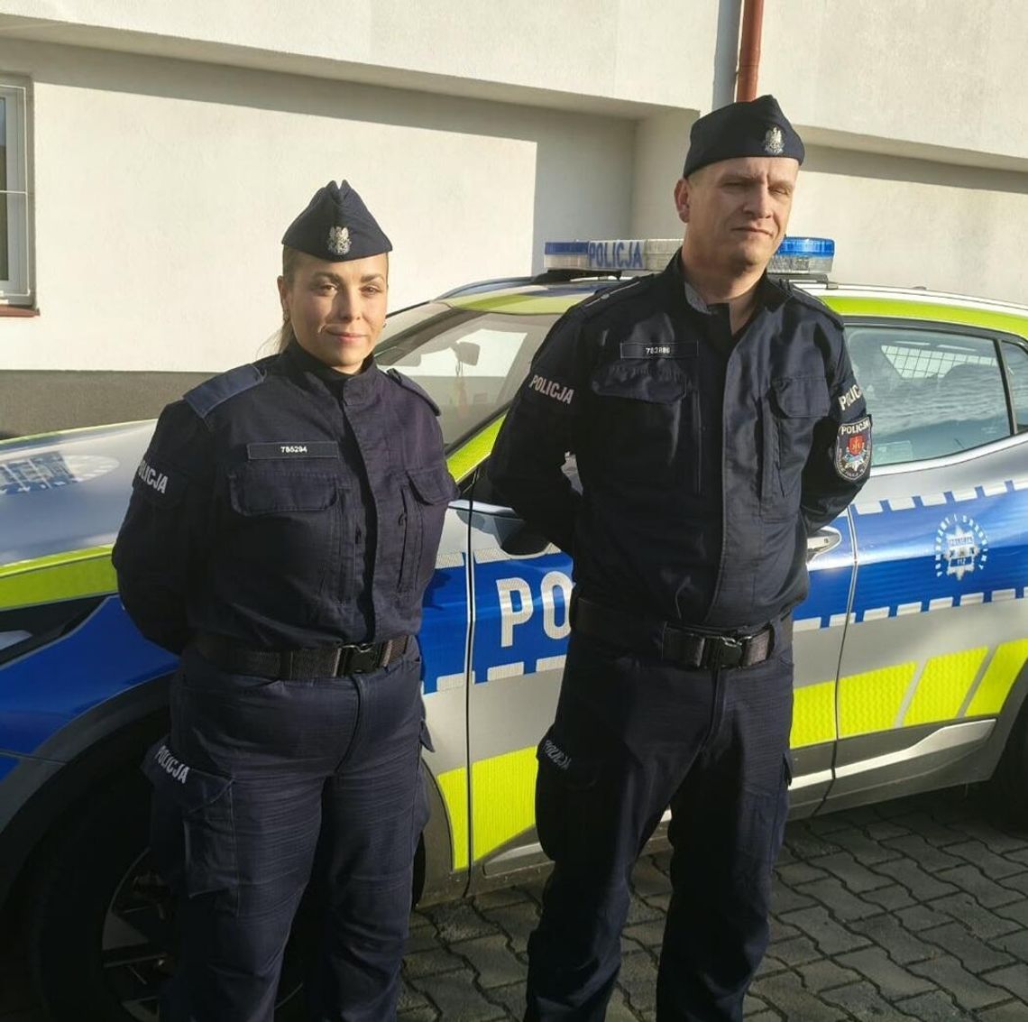 Policjanci uratowali 54-latka. Był nieprzytomny w zadymionym garażu Policjanci uratowali 54-latka. Był nieprzytomny w zadymionym garażu