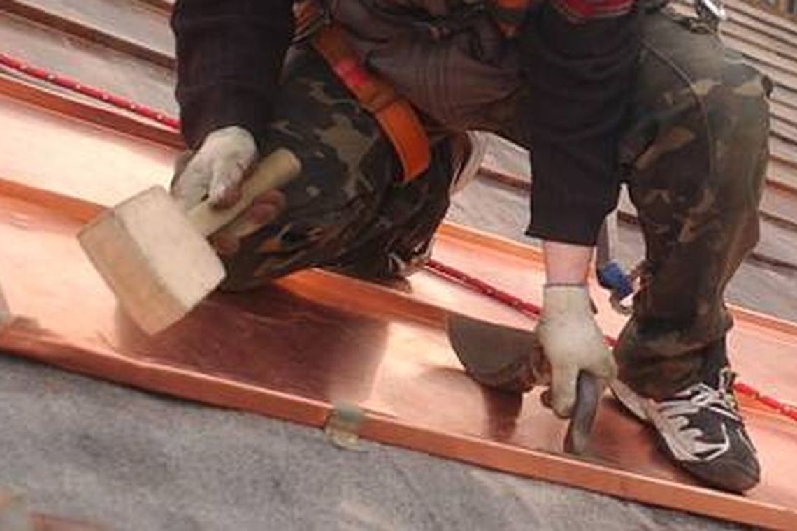 Policjanci uratowali robotnika. Spadł z dachu i zawisł na linie