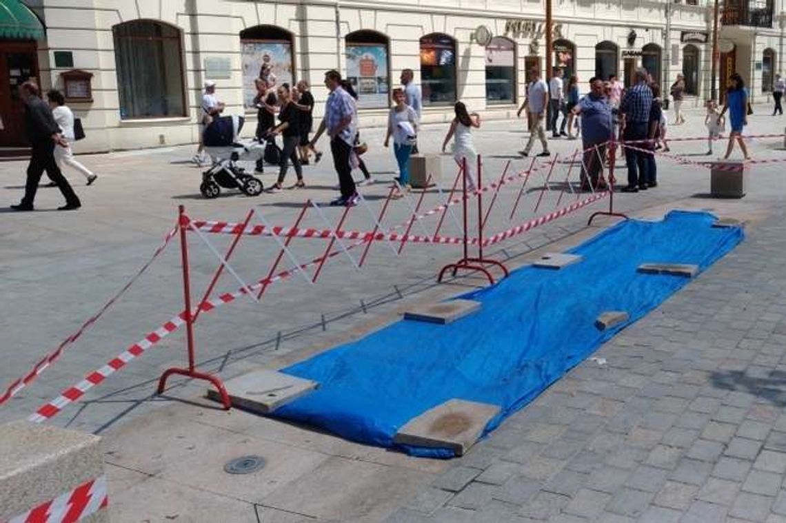 Policjanci uszkodzili fontannę na placu Litewskim. "Zbieg okoliczności"