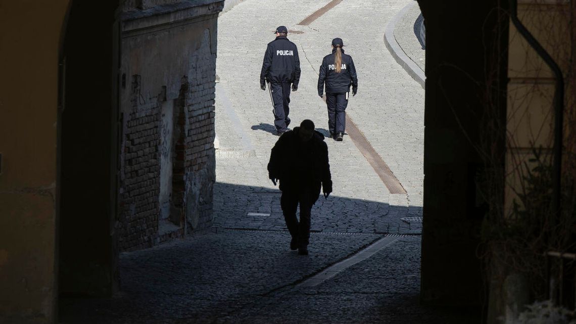 Policjanci w całej Polsce sprawdzili ostatniej doby 117 tys. osób poddanych kwarantannie