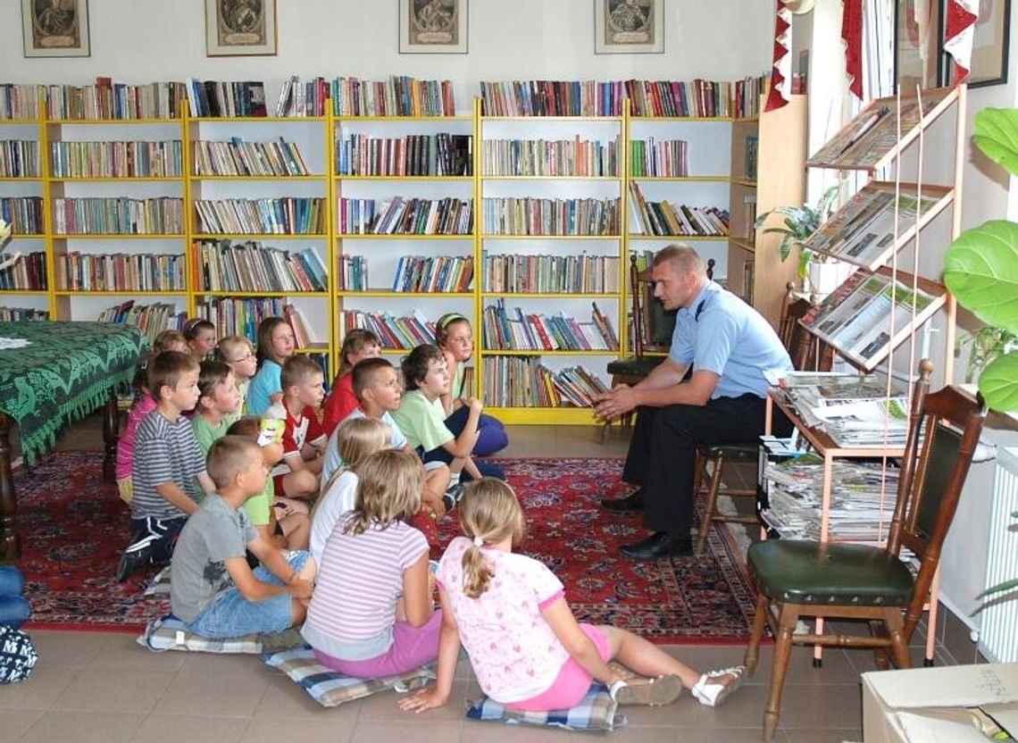 Policjanci w odwiedzinach u dzieci