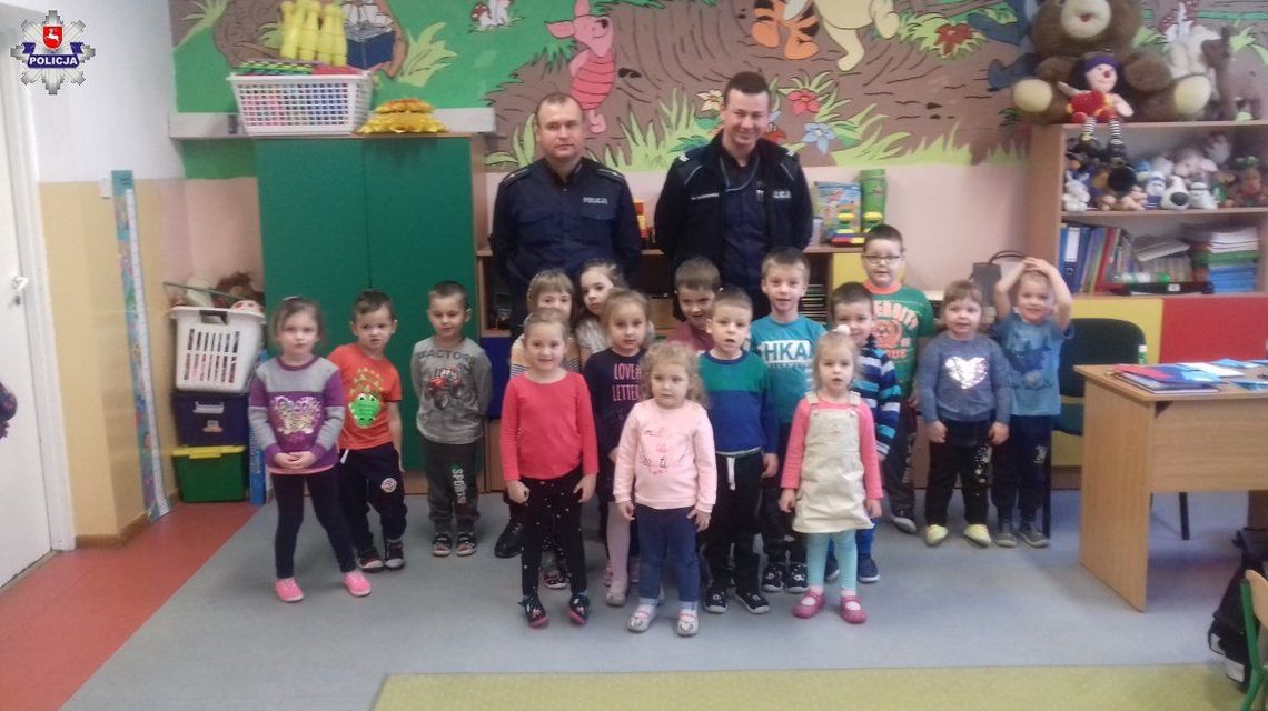 Policjanci w województwie lubelskim rozmawiają z dziećmi. O feriach Policjanci w województwie lubelskim rozmawiają z dziećmi. O feriach