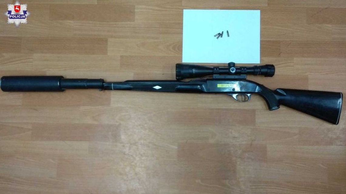 Policjanci weszli do mieszkania 37-latka z okolic Jastkowa. Znaleźli broń i narkotyki