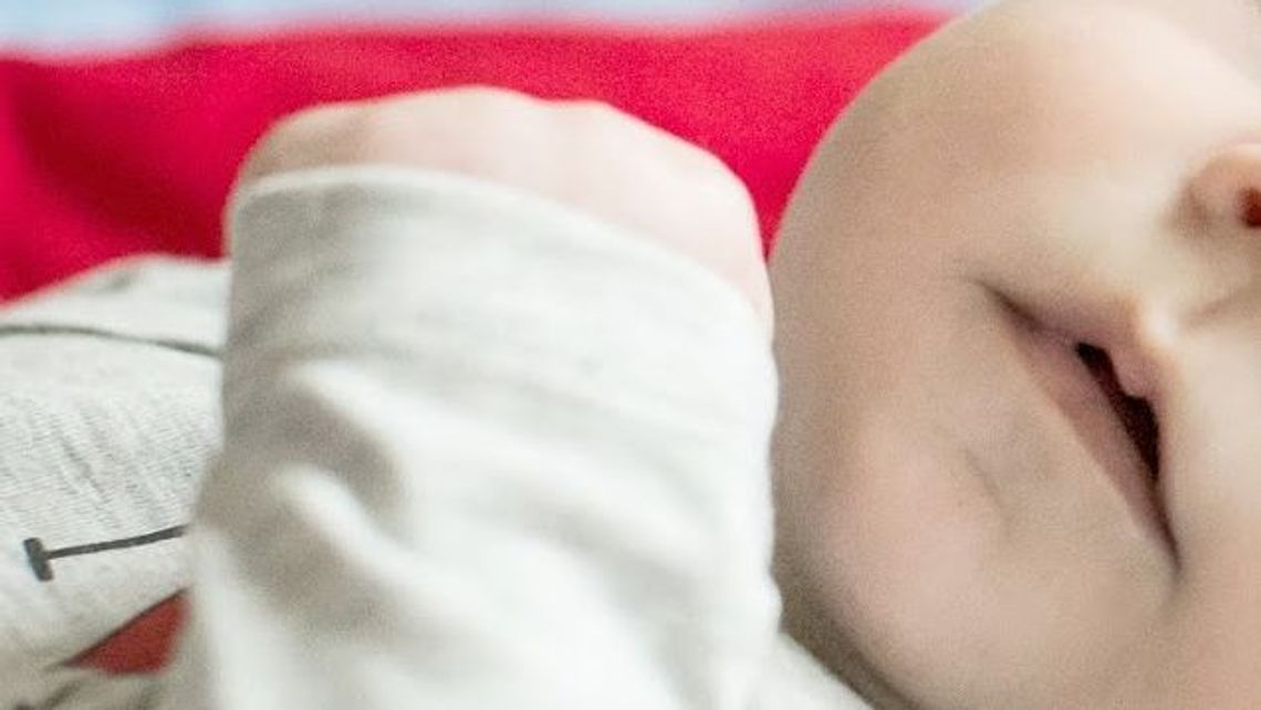 Policjanci weszli do mieszkania na Tatarach. Noworodek nie mógł tam pozostać