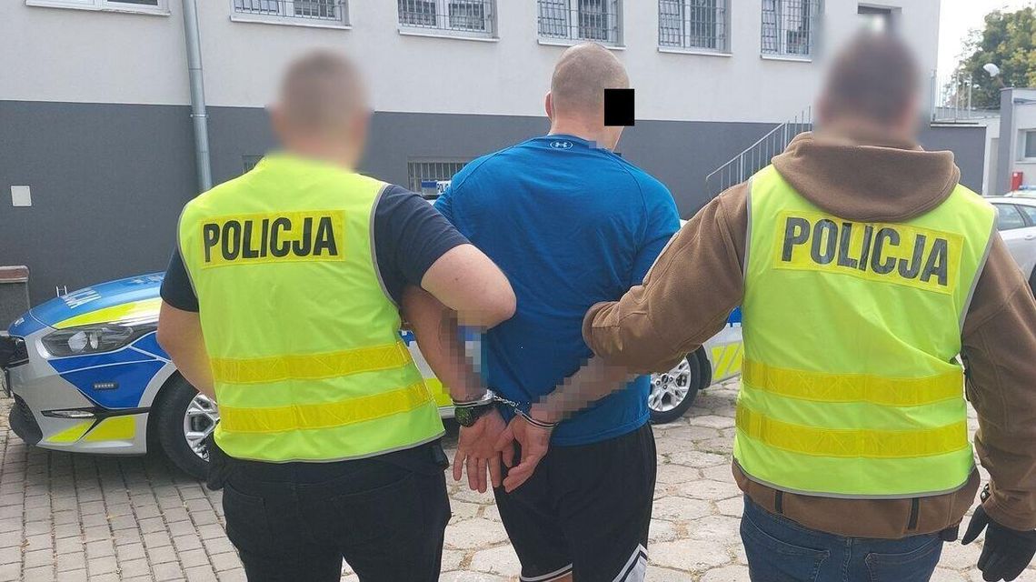 Policjanci weszli oknem, a poszukiwany schował się w wersalce