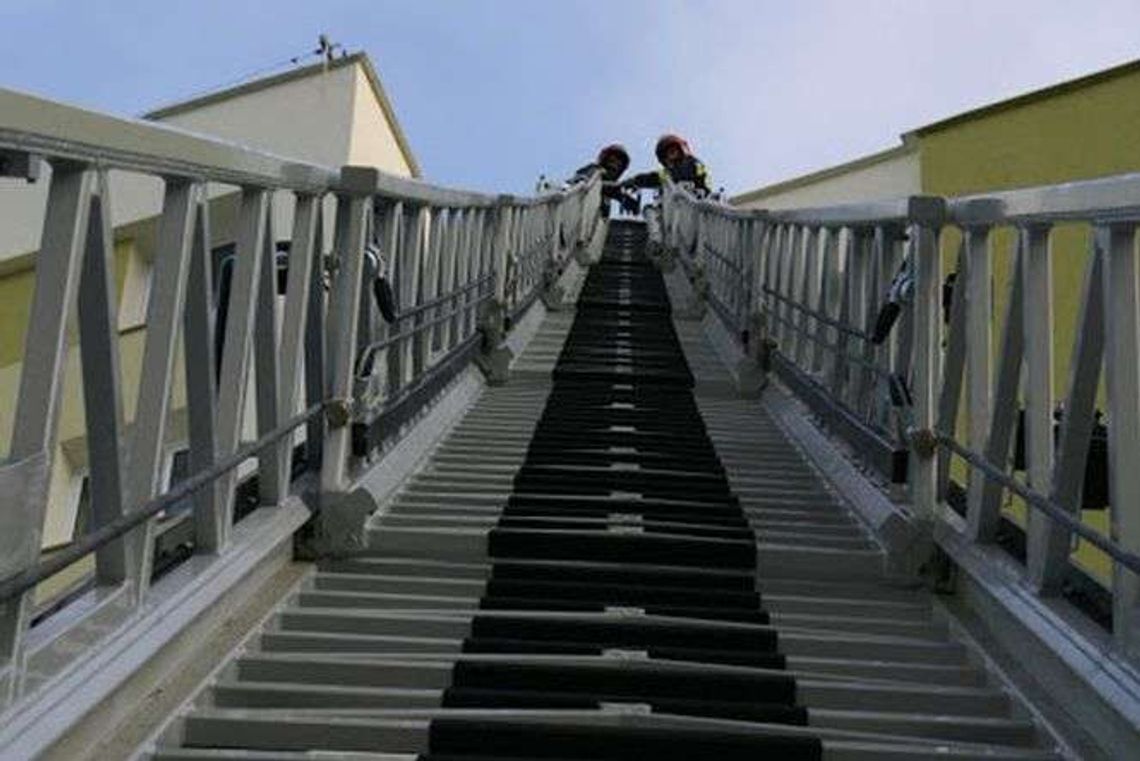 Policjanci wezwali nawet drabinę strażacką. A 18-latek siedział pod zlewem