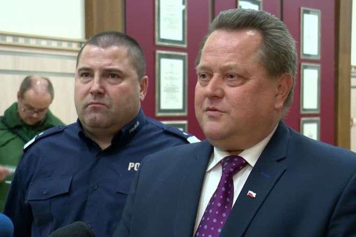 Policjanci wycinali konfetti dla wiceministra spraw wewnętrznych i administracji