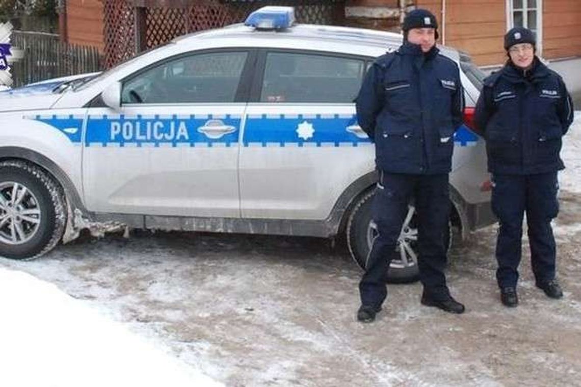 Policjanci wynieśli niepełnosprawnego mężczyznę z płonącego domu Policjanci wynieśli niepełnosprawnego mężczyznę z płonącego domu