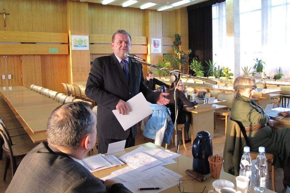 Policjanci wypisują nieczytelne protokoły