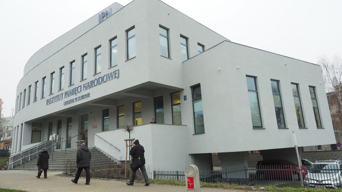 Policjanci z alkomatem na konferencji IPN. Instytut jednak nie wyda komunikatu