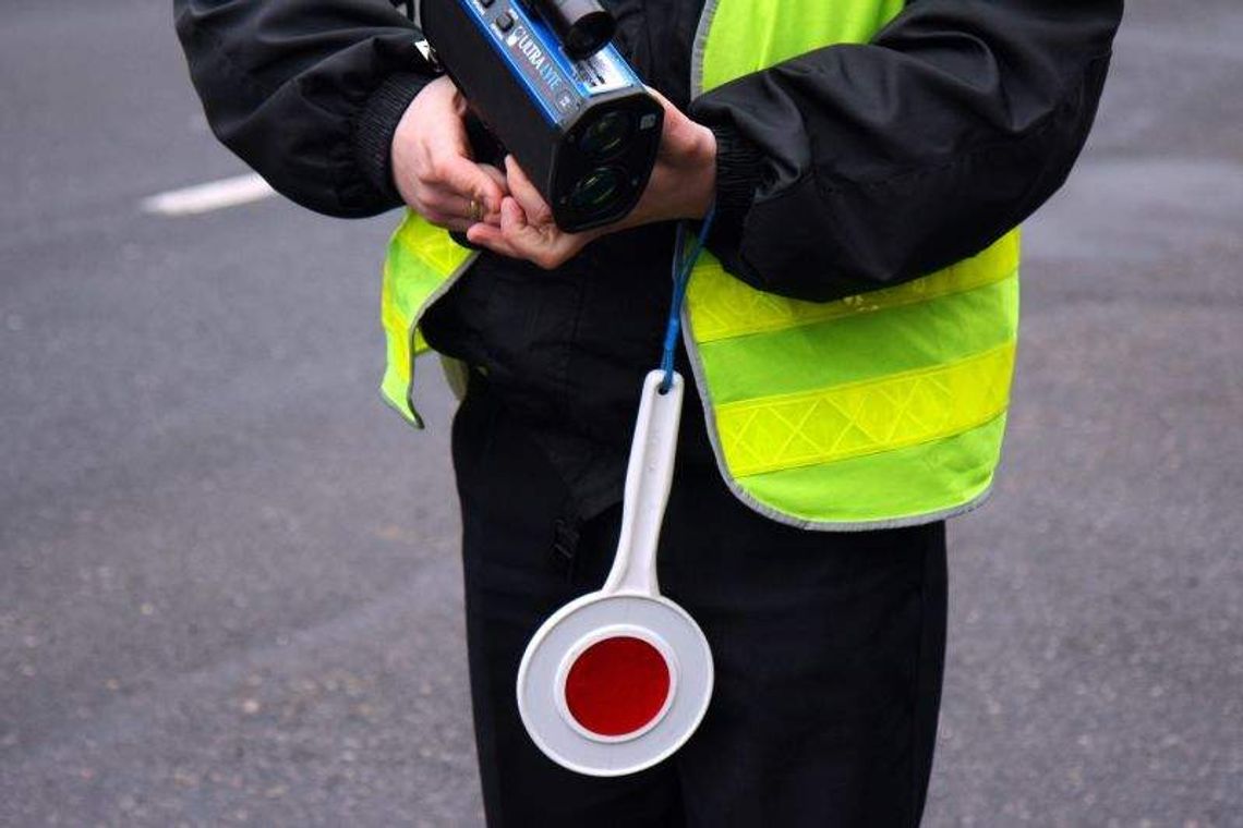 Policjanci z drogówki brali łapówki. Nawet piwo, owoce i... budyń