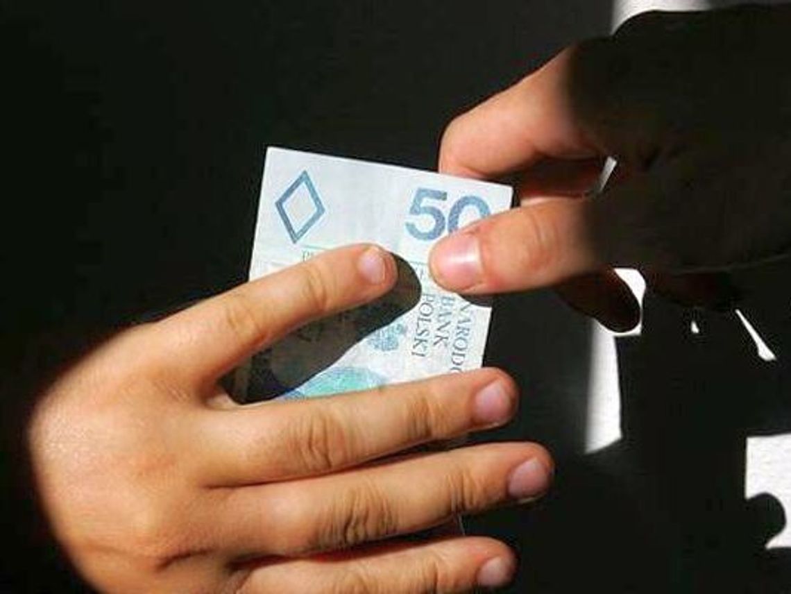 Policjanci z Krasnegostawu odpowiedzą za branie łapówek Policjanci z Krasnegostawu odpowiedzą za branie łapówek