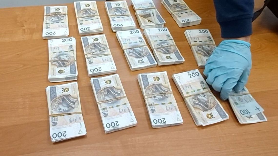 Policjanci z Kraśnika zatrzymali „policjantów” i odzyskali prawie pół mln złotych