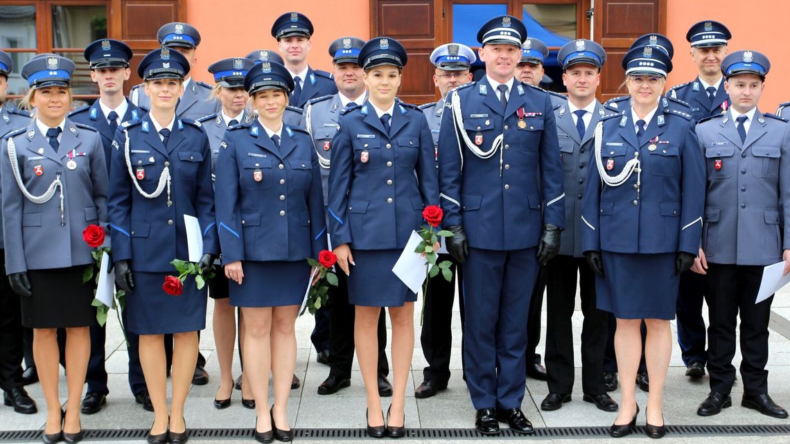 Policjanci z puławskiego garnizonu z awansami. Sto lat kobiet w mundurach