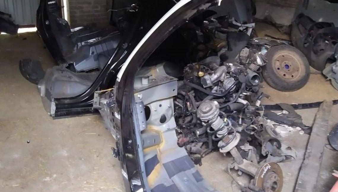 Policjanci zabezpieczyli części samochodowe. Wiele z nich pochodzi z kradzieży Policjanci zabezpieczyli części samochodowe. Wiele z nich pochodzi z kradzieży