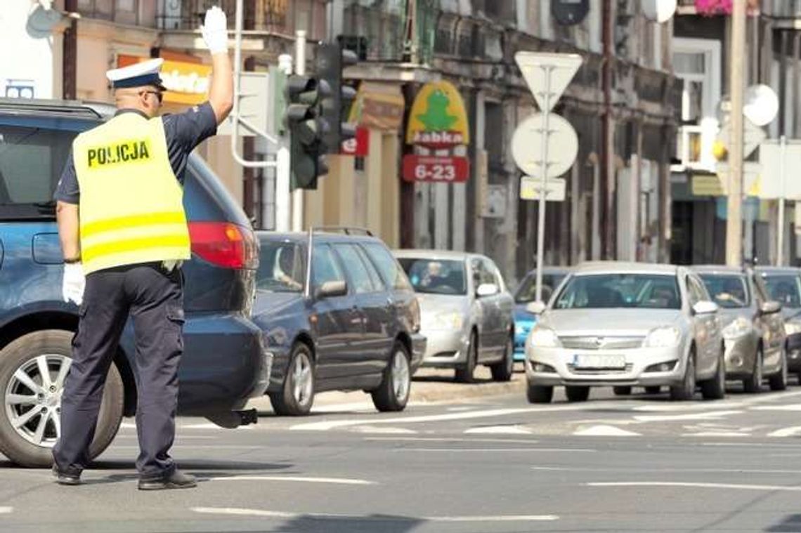 Policjanci zamiast świateł na skrzyżowaniu al. Solidarności z Lubartowską Policjanci zamiast świateł na skrzyżowaniu al. Solidarności z Lubartowską