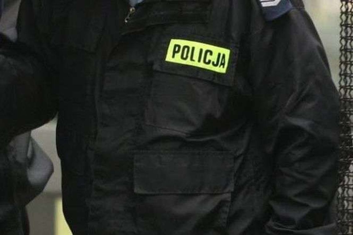 Policjanci zamknęli go w mieszkaniu. Rano już nie żył