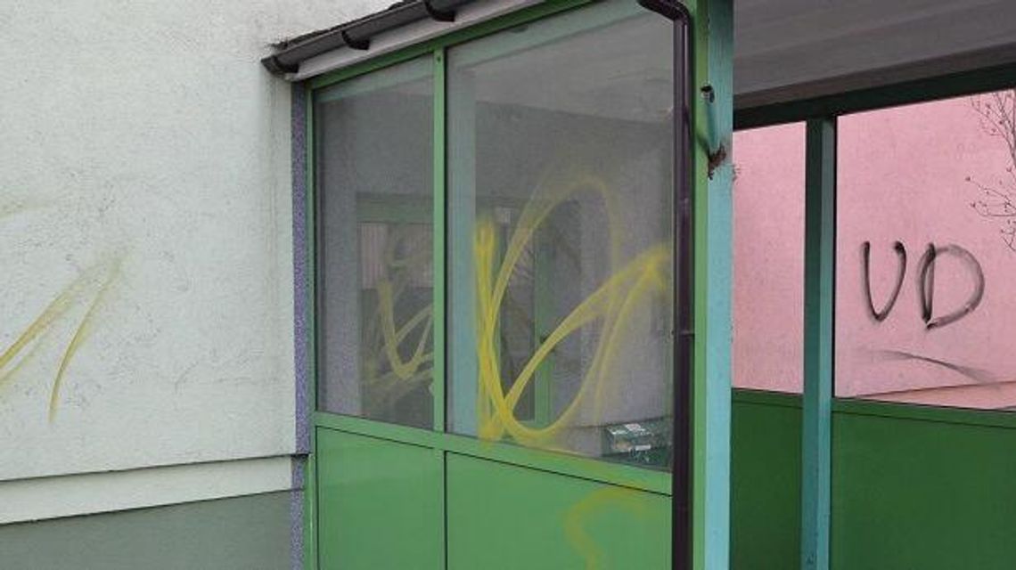 Policjanci złapali wandali, którzy pomazali bloki w Chełmie