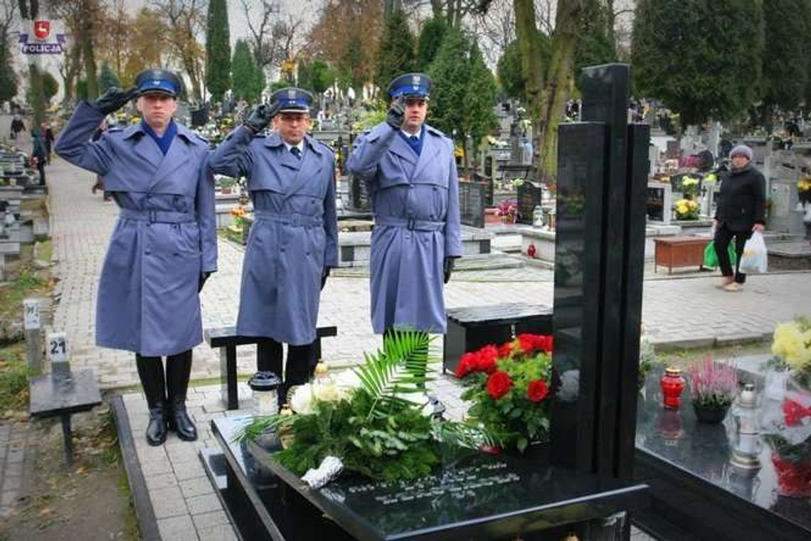 Policjanci złożyli hołd zmarłym kolegom Policjanci złożyli hołd zmarłym kolegom