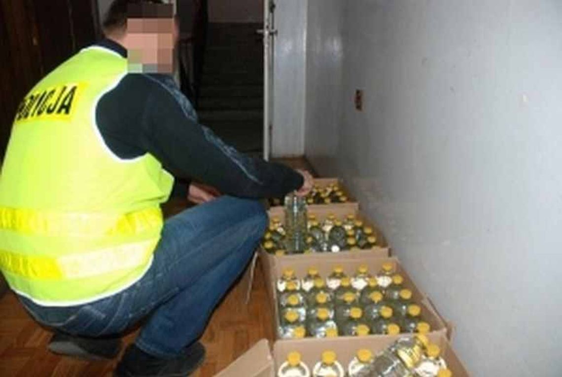 Policjanci znaleźli nielegalny alkohol w garażu Policjanci znaleźli nielegalny alkohol w garażu