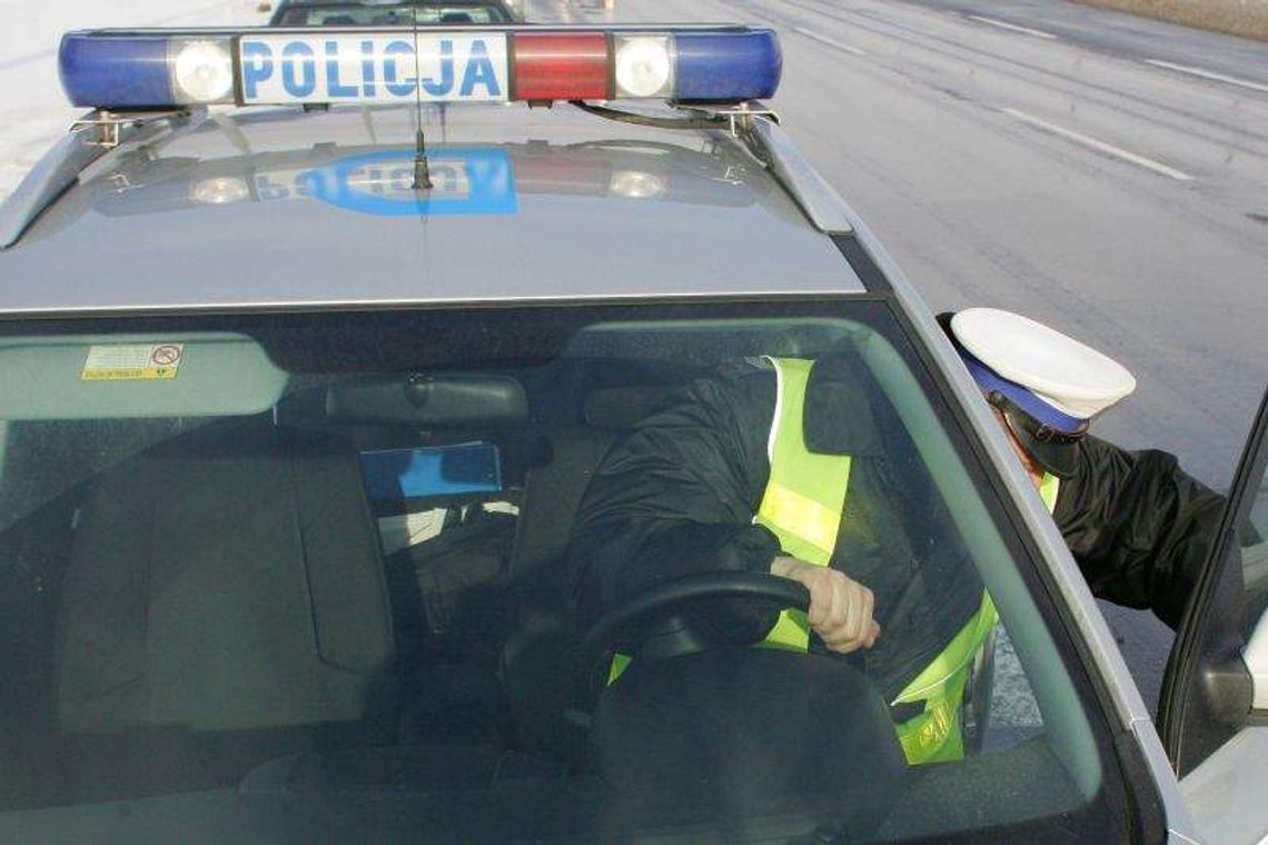 Policjant cofał i wjechał w audi Policjant cofał i wjechał w audi