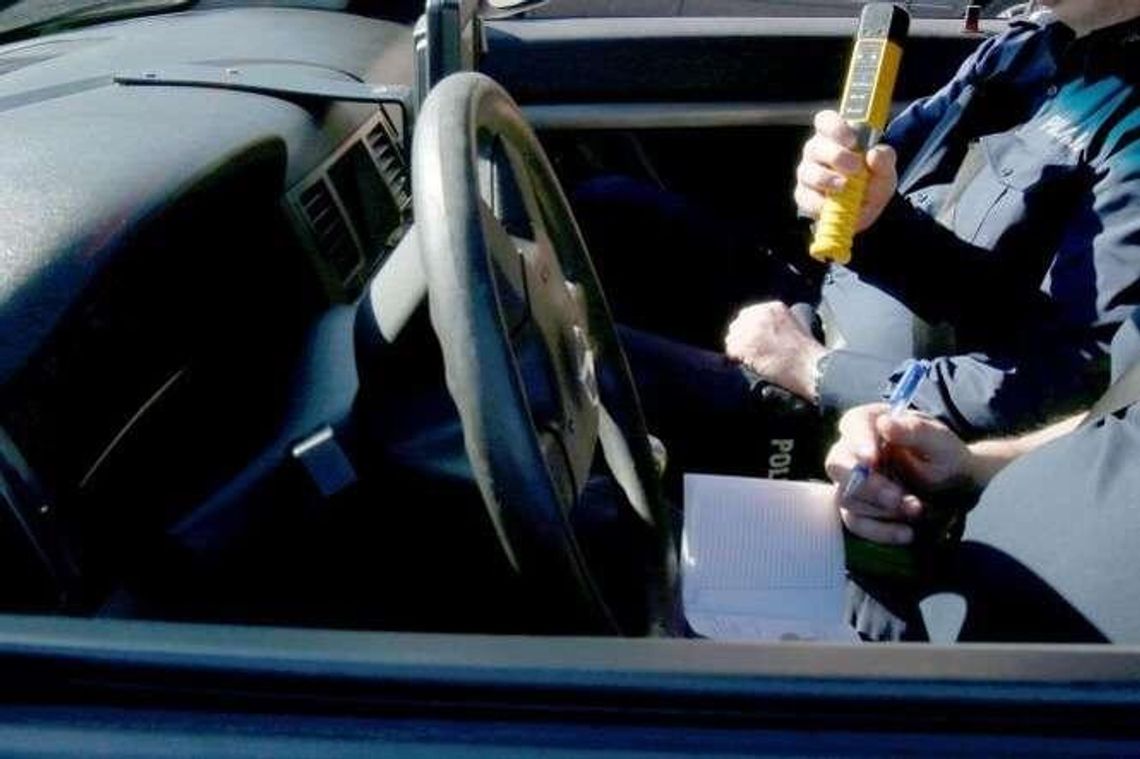 Policjant jechał po pijanemu na służbie. Miał ponad 2 promile, straci pracę
